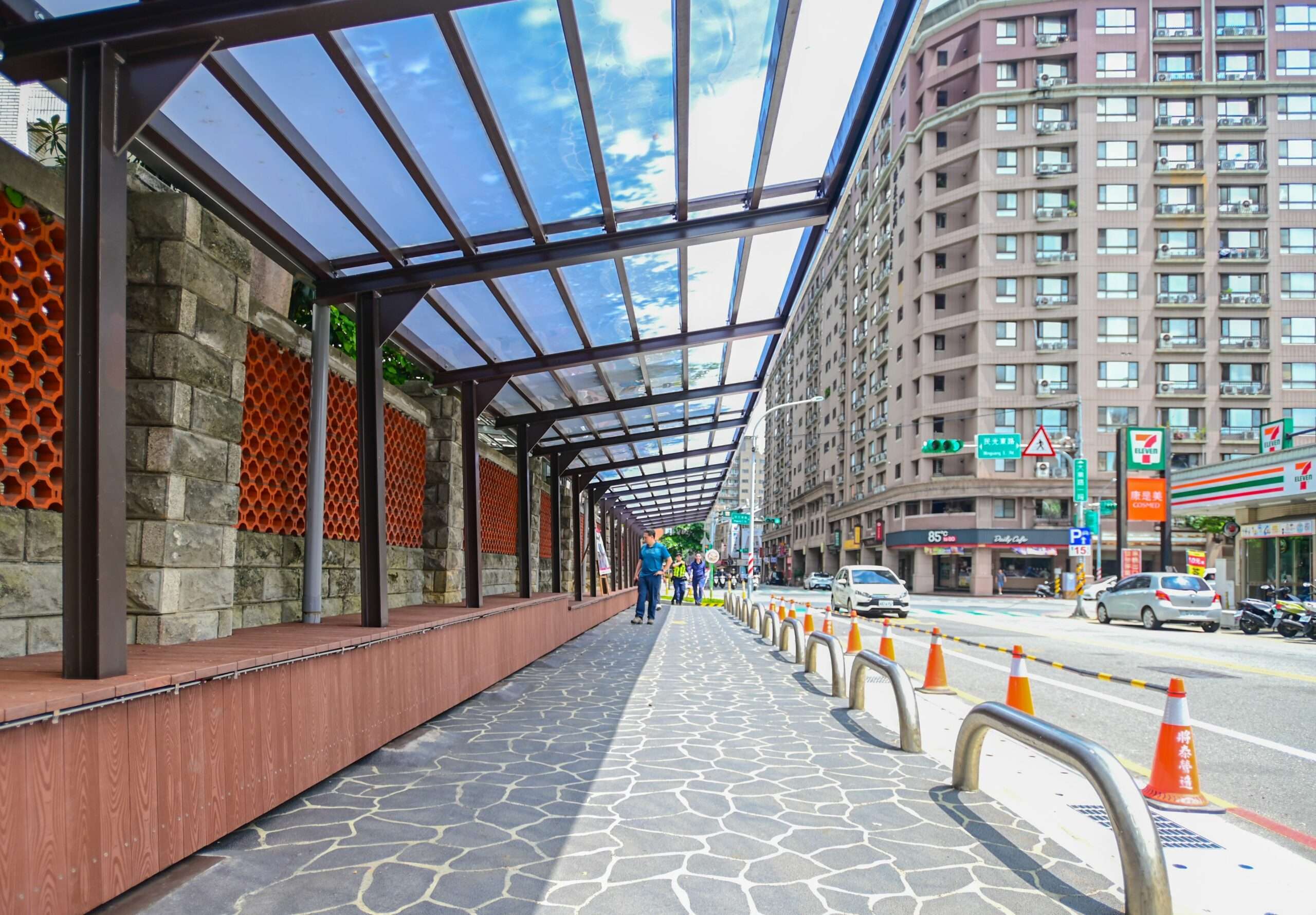 專訪/從工程面落實人本交通 桃園工務局推動通學步道、雙色路燈