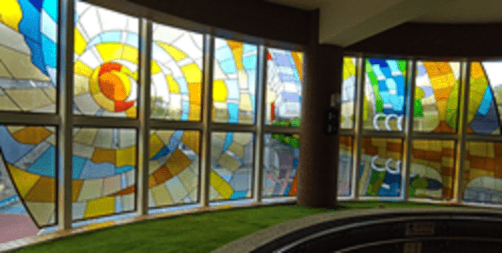 中壢新明國小自辦公共藝術 旋轉梯變身光與色彩的藝術殿堂