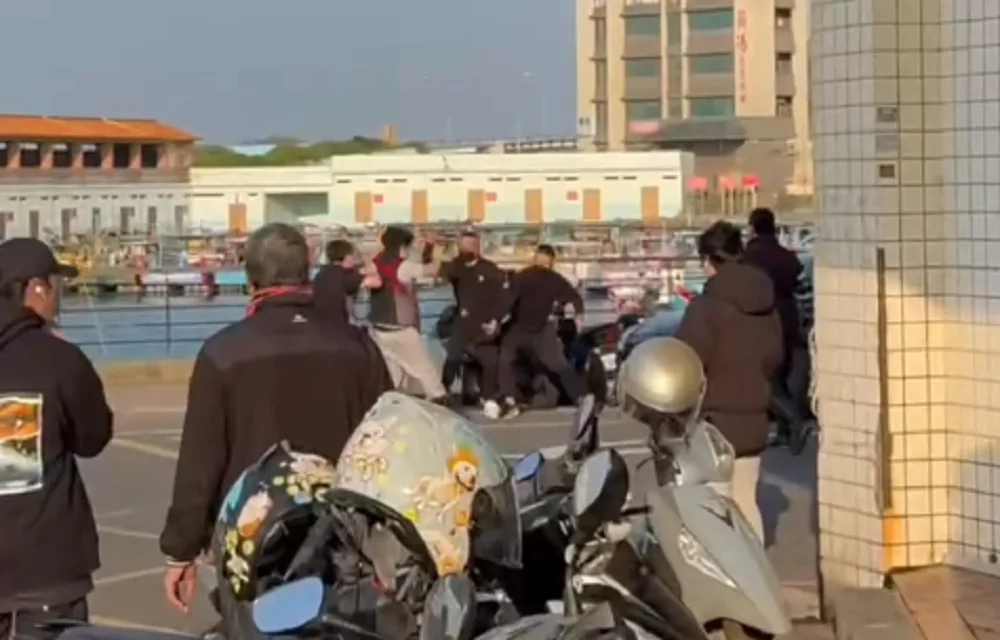 竹圍漁港出現球棒隊 大園警逮7男送辦 竹圍漁港出現球棒隊 大園警逮7男送辦