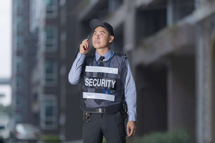 投書/一句「辛苦了」:住戶體諒是保全堅守的力量 male security guard using portable radio 51195 5994