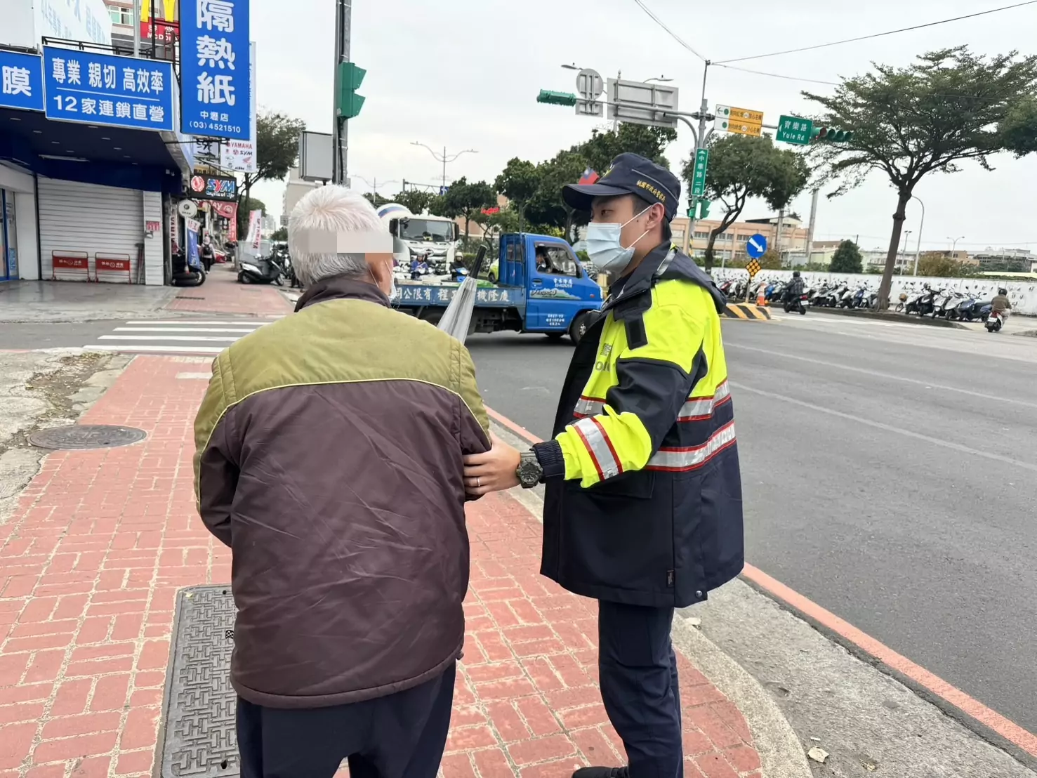 老翁倒人行道 民眾以為發生車禍急向壢警報案 老翁倒人行道 民眾以為發生車禍急向壢警報案