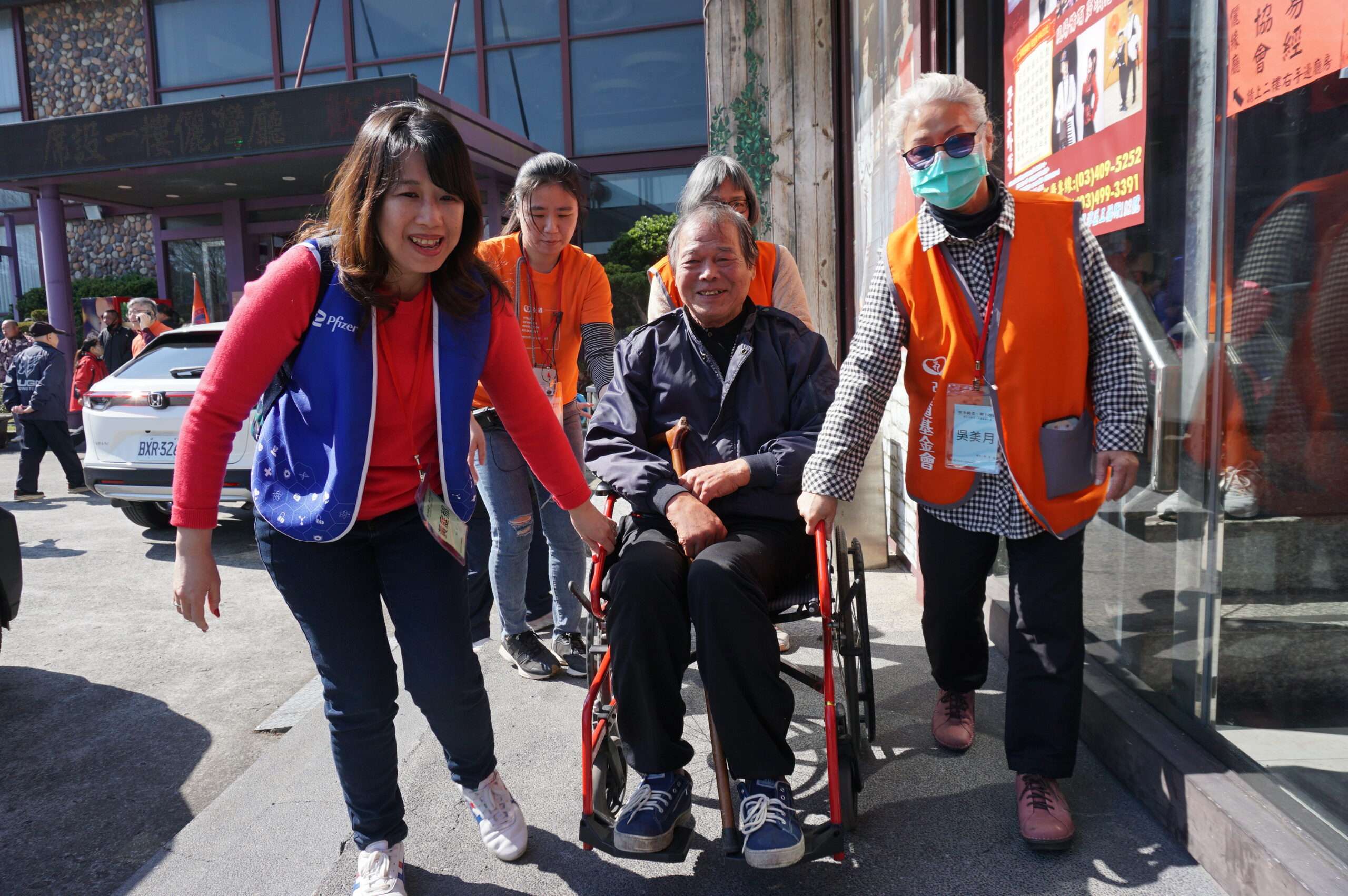 弘道基金會與藥廠合作 陪伴龍潭獨居長輩圍爐迎新年 圖1 1 scaled