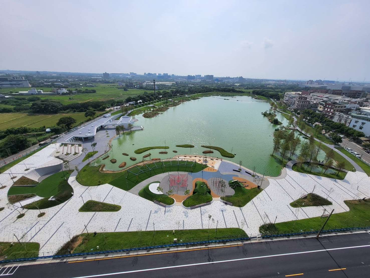 【有片】桃園工務局長汪在宙打造特色公園 「這地方」成熱門看飛機景點 圖5 華興池公園全區俯瞰照