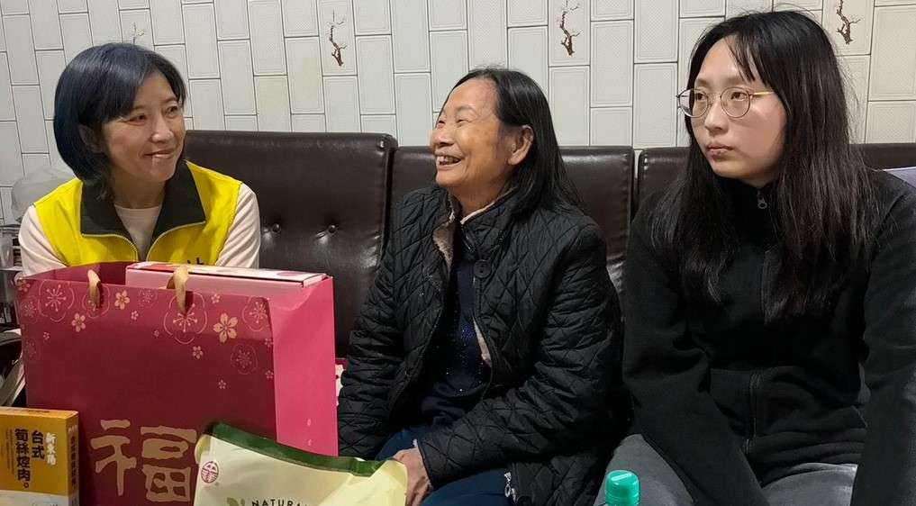 基隆市社會處副處長盛慧中慰問本市獨居長輩，並提醒長輩留意保暖。圖／基隆市政府社 0