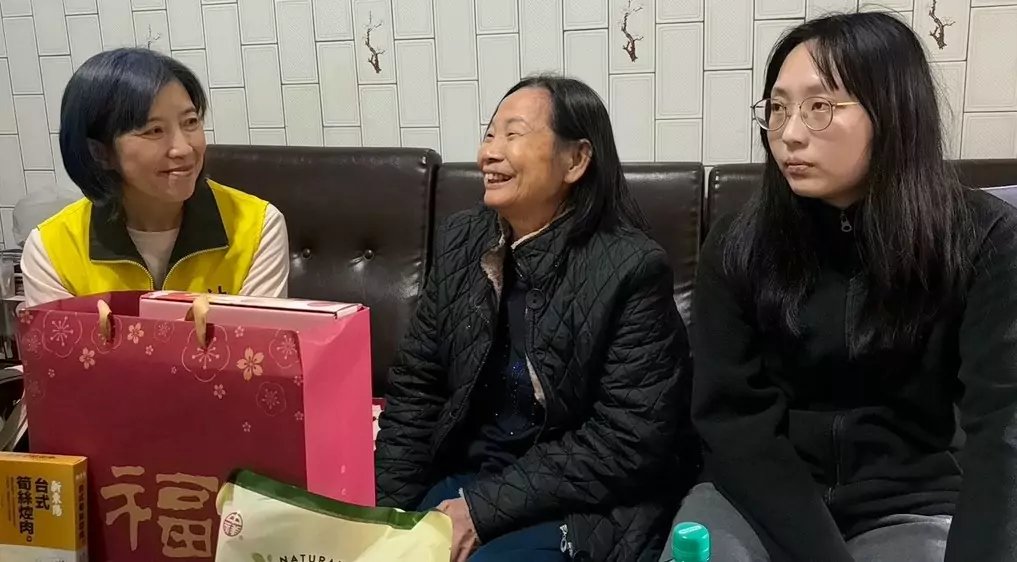 基隆市社會處副處長盛慧中慰問本市獨居長輩，並提醒長輩留意保暖。圖／基隆市政府社 0