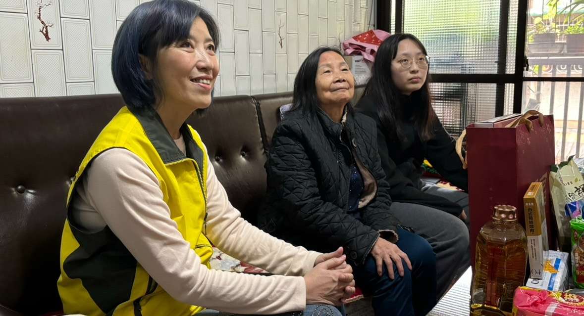 基隆市社會處副處長盛慧中慰問本市獨居長輩，提醒長輩留意保暖。圖／基隆市政府社會 0