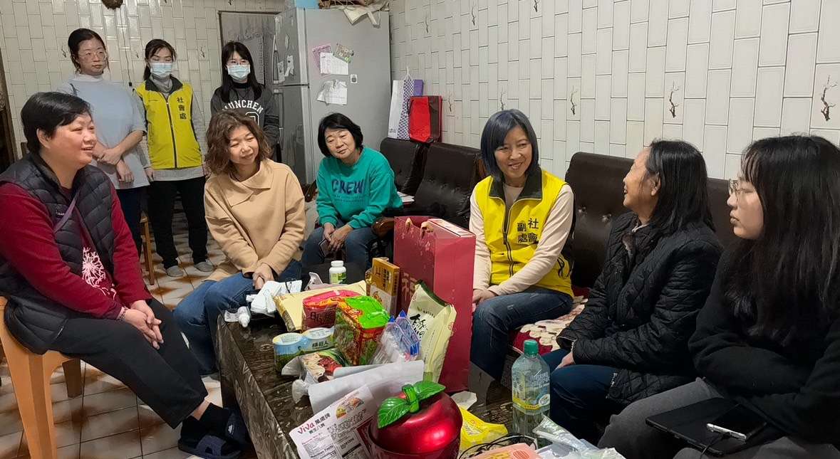 有愛基隆伴迎新春 寒冬送暖關懷獨居長者 基隆市社會處副處長盛慧中與里幹事溫筱梅、社政科長蔡依倫、仁義里社區理事長江淑敏 0
