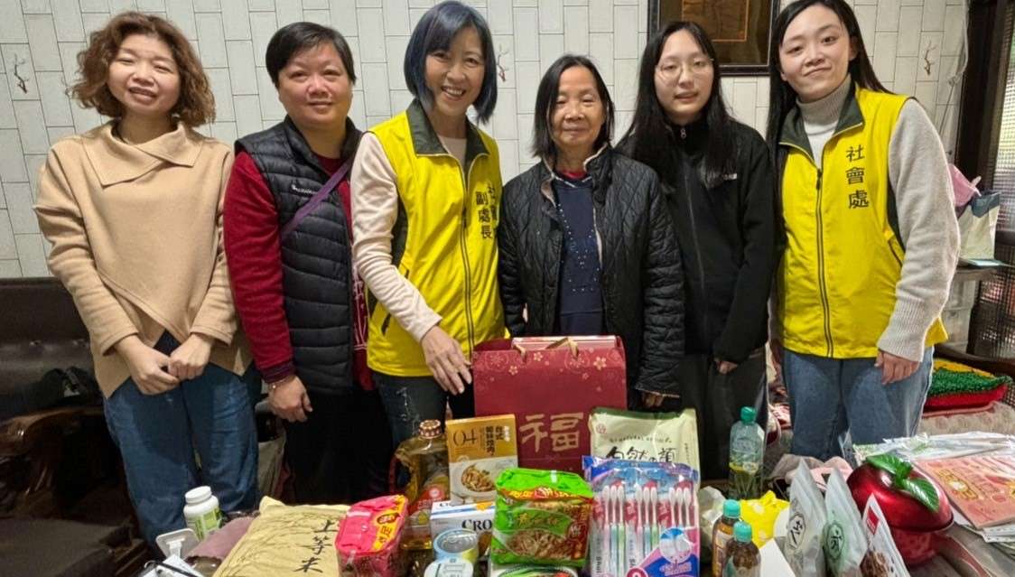 基隆市社會處啟動「關懷獨居長者寒冬送暖」計畫，並贈送長者新春福袋。圖／基隆市政 0