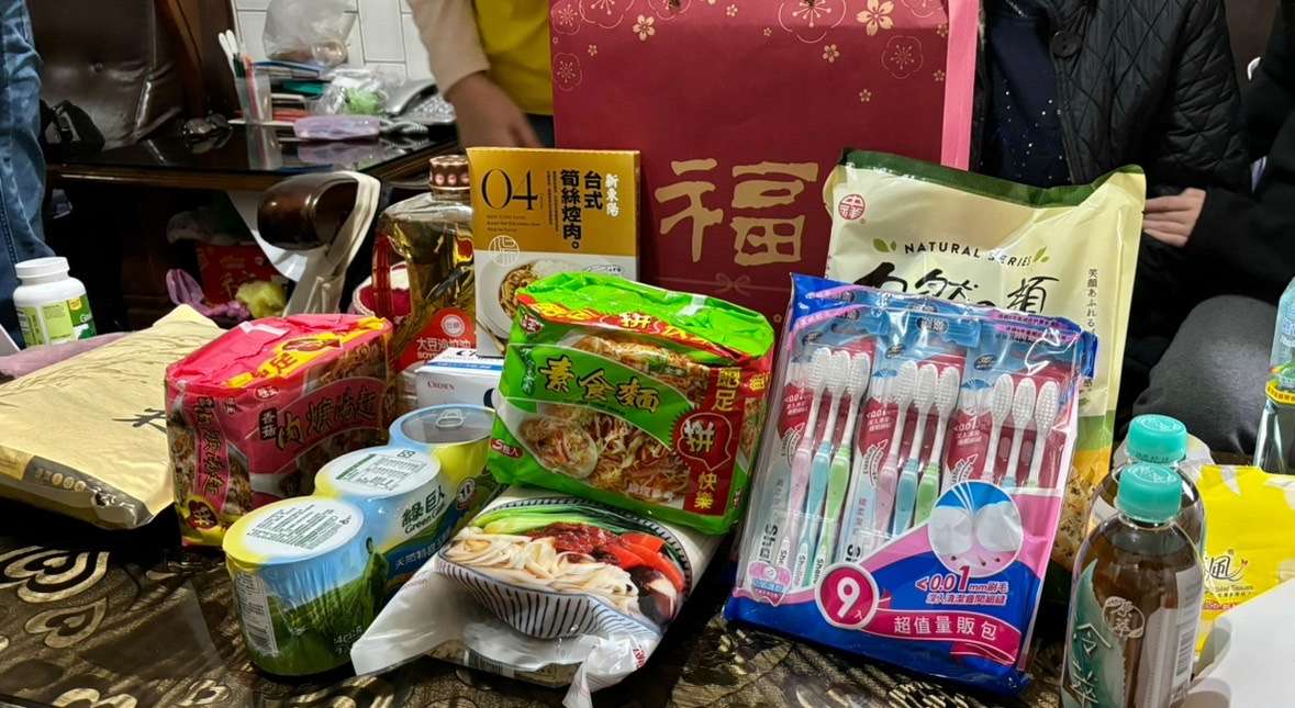 基隆市社會處贈送新春福袋予獨居長者，期望長者能度過溫暖的農曆年。圖／基隆市政府 0
