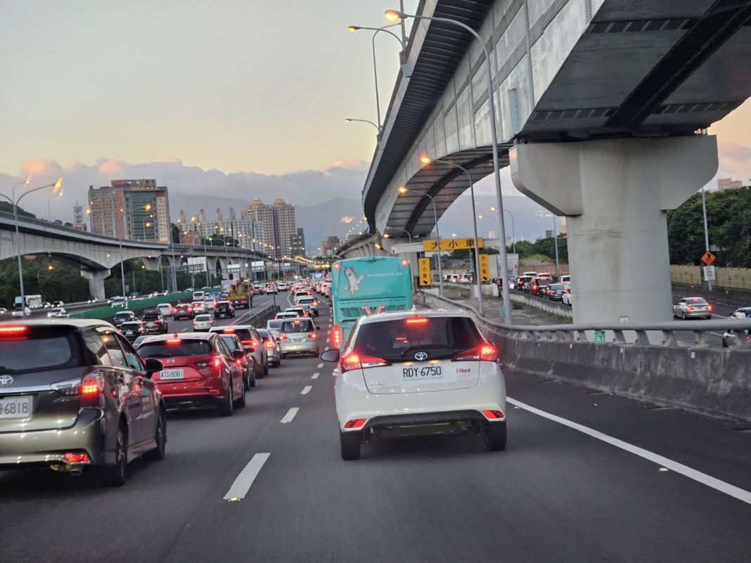 春節返鄉塞車狂憋尿 醫師提醒3類人很危險