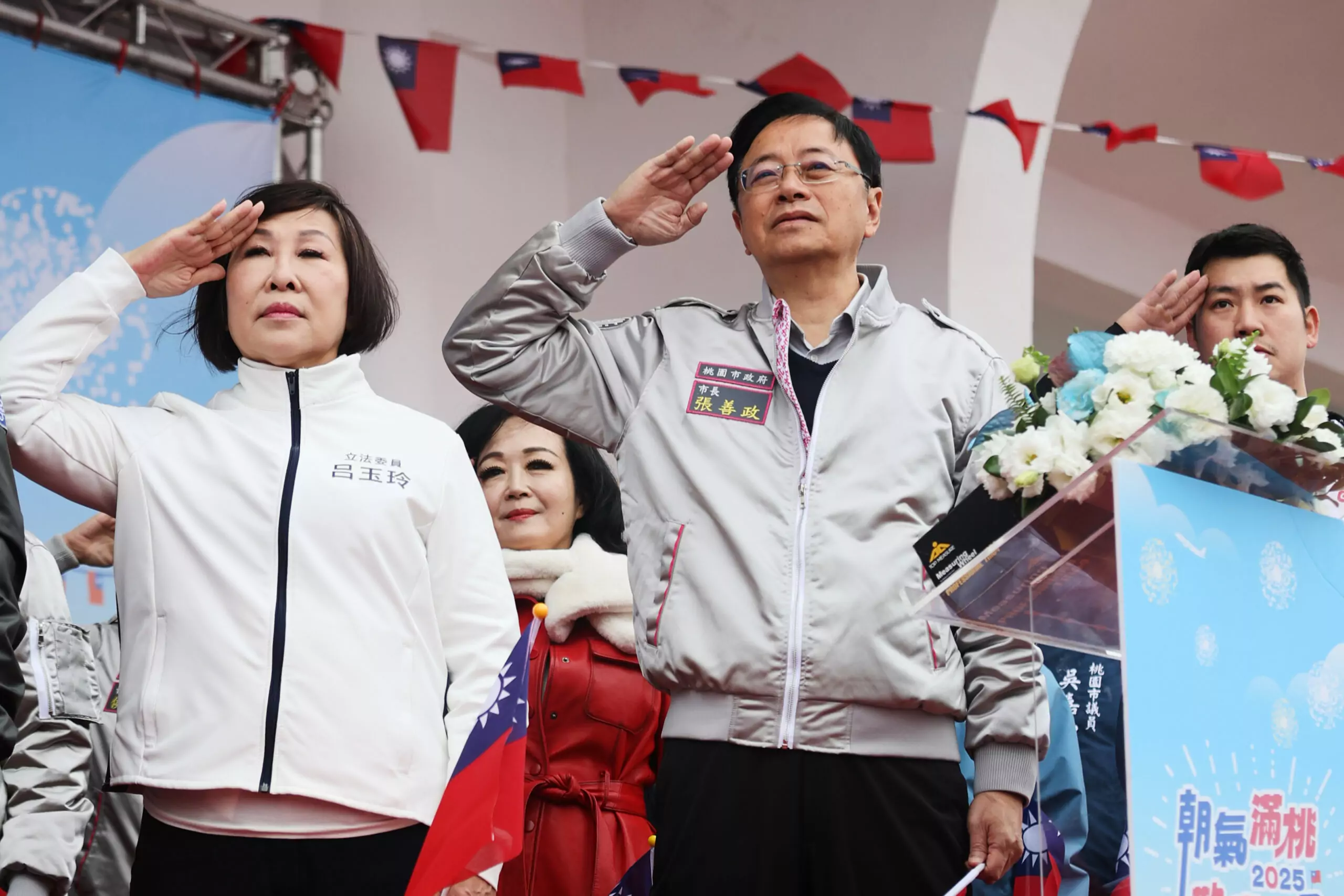 桃園市市長張善政帶領貴賓及民眾一同升旗。圖 桃園市中壢區公所提供 scaled