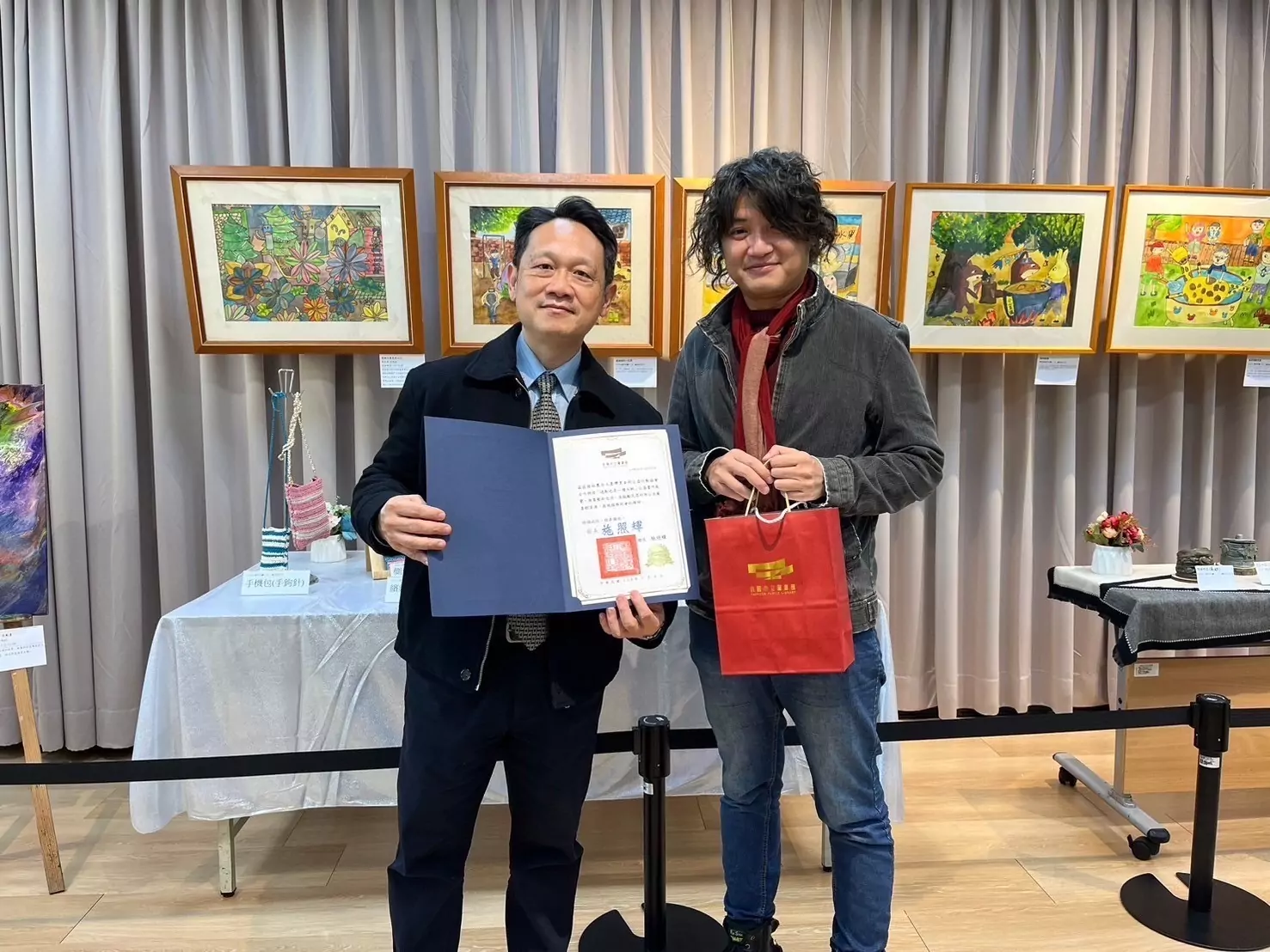 扭轉刻板印象!「過動也是一種天賦」畫展即起桃市圖埔子分館登場 桃市圖館長施照輝致贈台灣黑金剛公益行動協會公關組長吳庭政先生