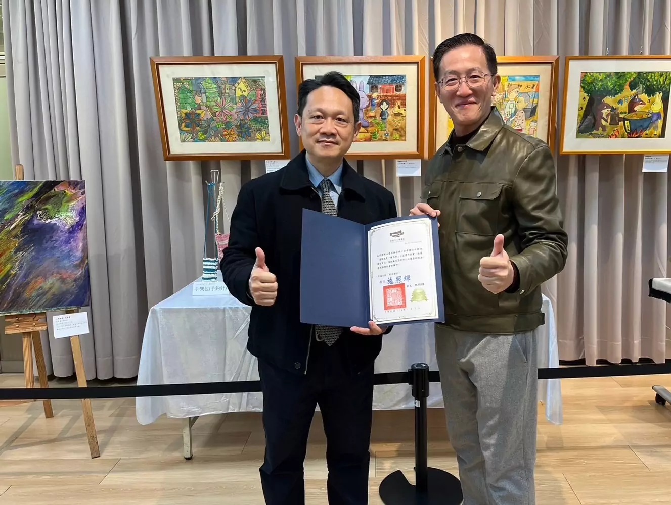 扭轉刻板印象!「過動也是一種天賦」畫展即起桃市圖埔子分館登場 桃市圖館長施照輝致贈桃園市家長會長協會中壢區總會長李國瑞先生感謝狀