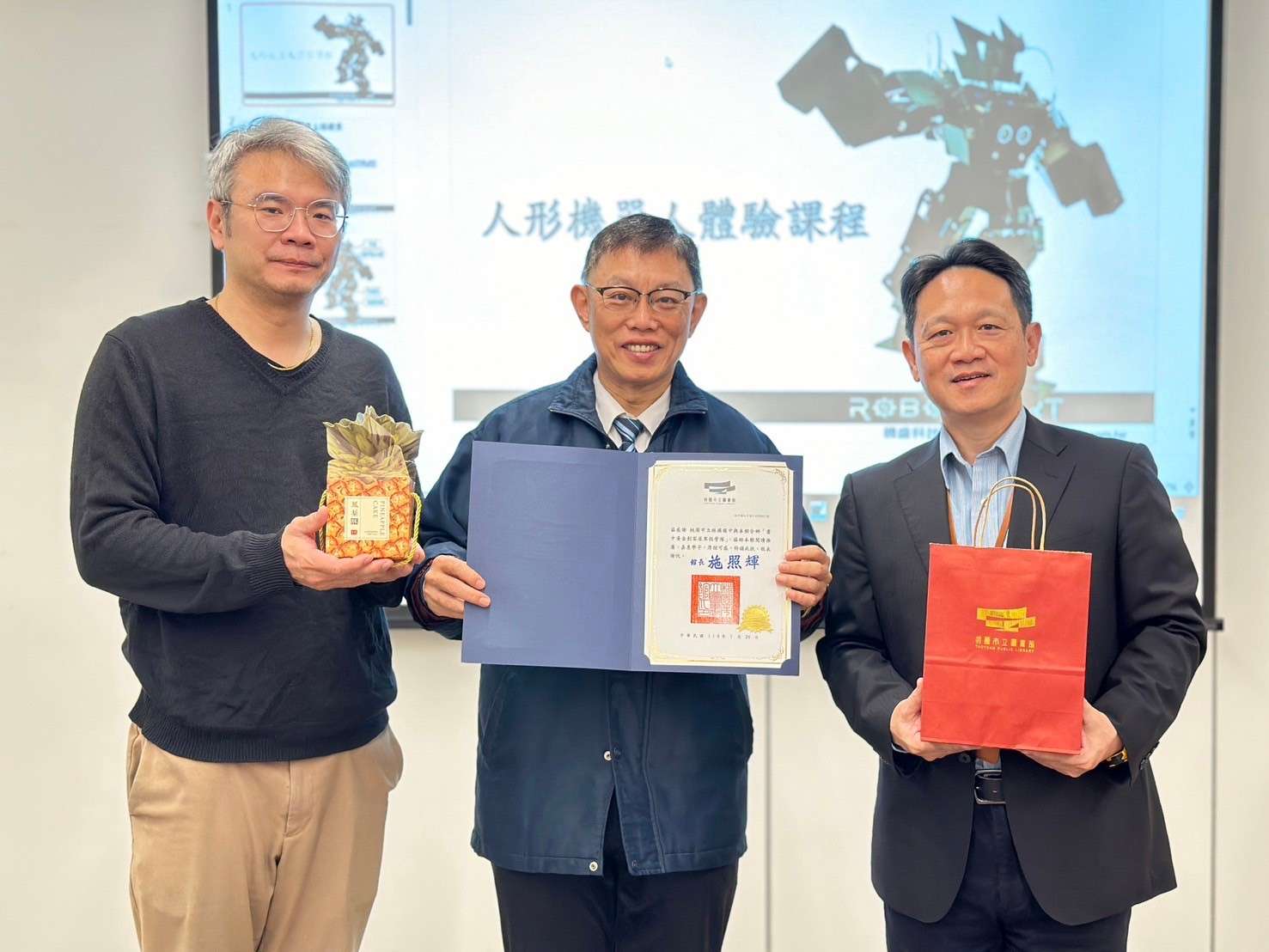 桃市圖攜手經國國中推動閱讀與創客教育 寒假營隊報名秒殺 致贈感謝狀于經國國中校長陳新文中