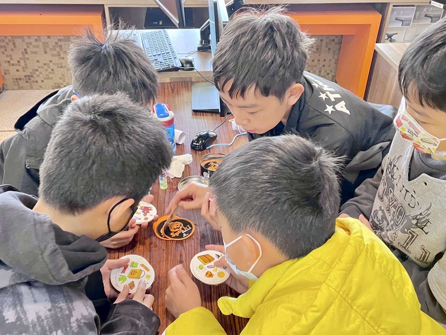 透過八大主題課程，我們期望每位學生不僅能掌握知識，還能將知識轉化為實際能力，發現自己的興趣與潛能