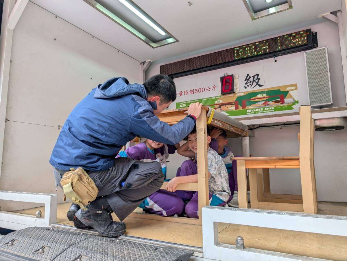 桃消草漯分隊開設防災宣導站 培養學童自救技巧 1030262 0
