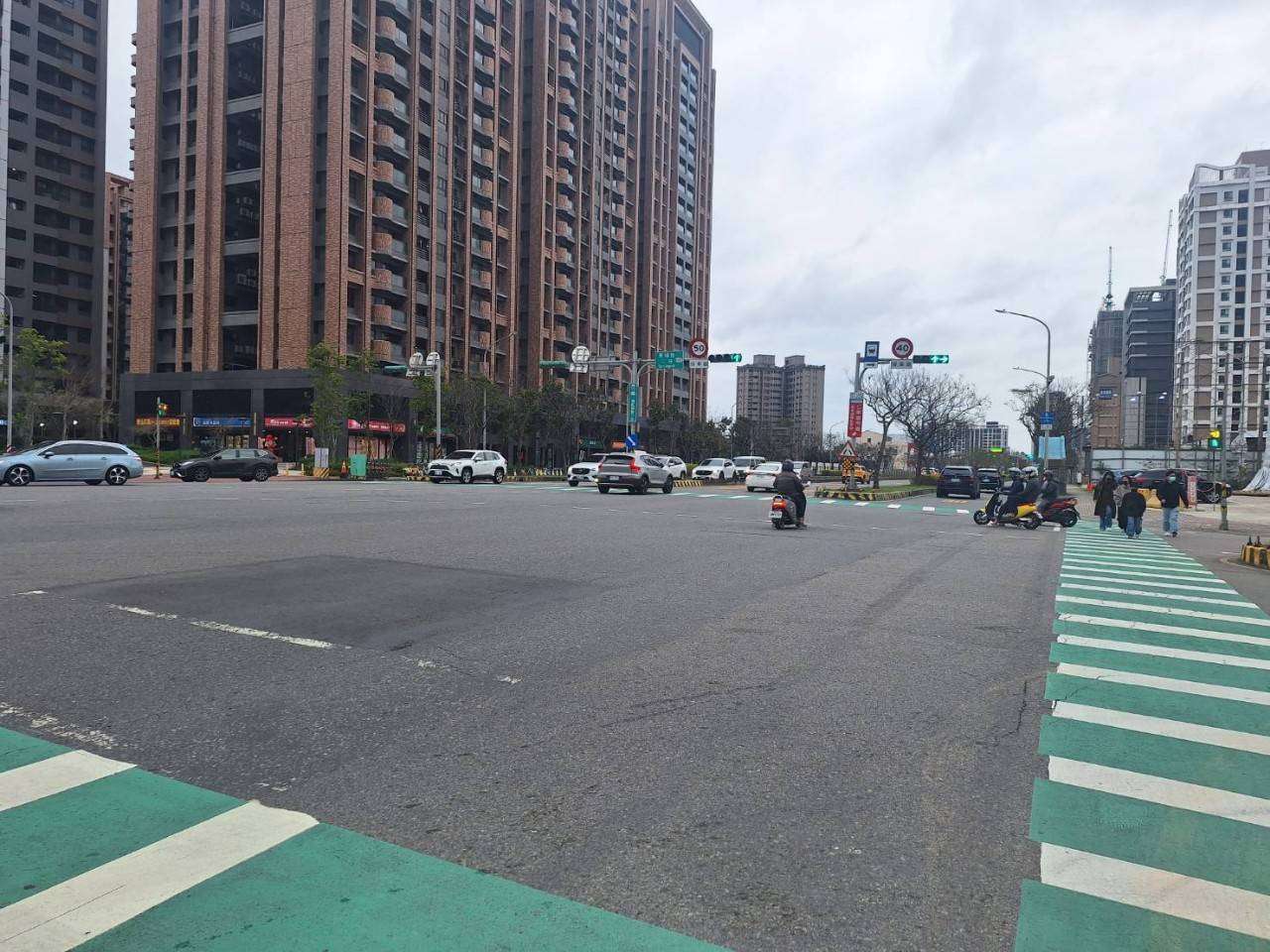 下雨不減賞燈熱情 桃警籲搭接駁車參觀台灣燈會 1055210 0