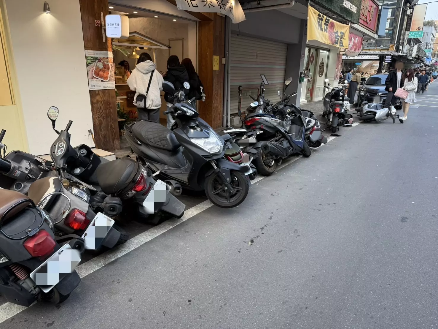 開父親車出門闖禍!少年失控連撞14機車 開父親車出門闖禍!少年失控連撞14機車