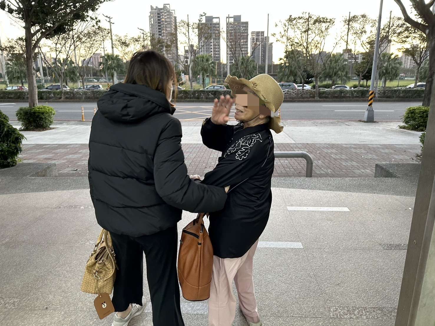 高齡婦外出購物迷走4小時 壢警暖心助返家 1268478 4