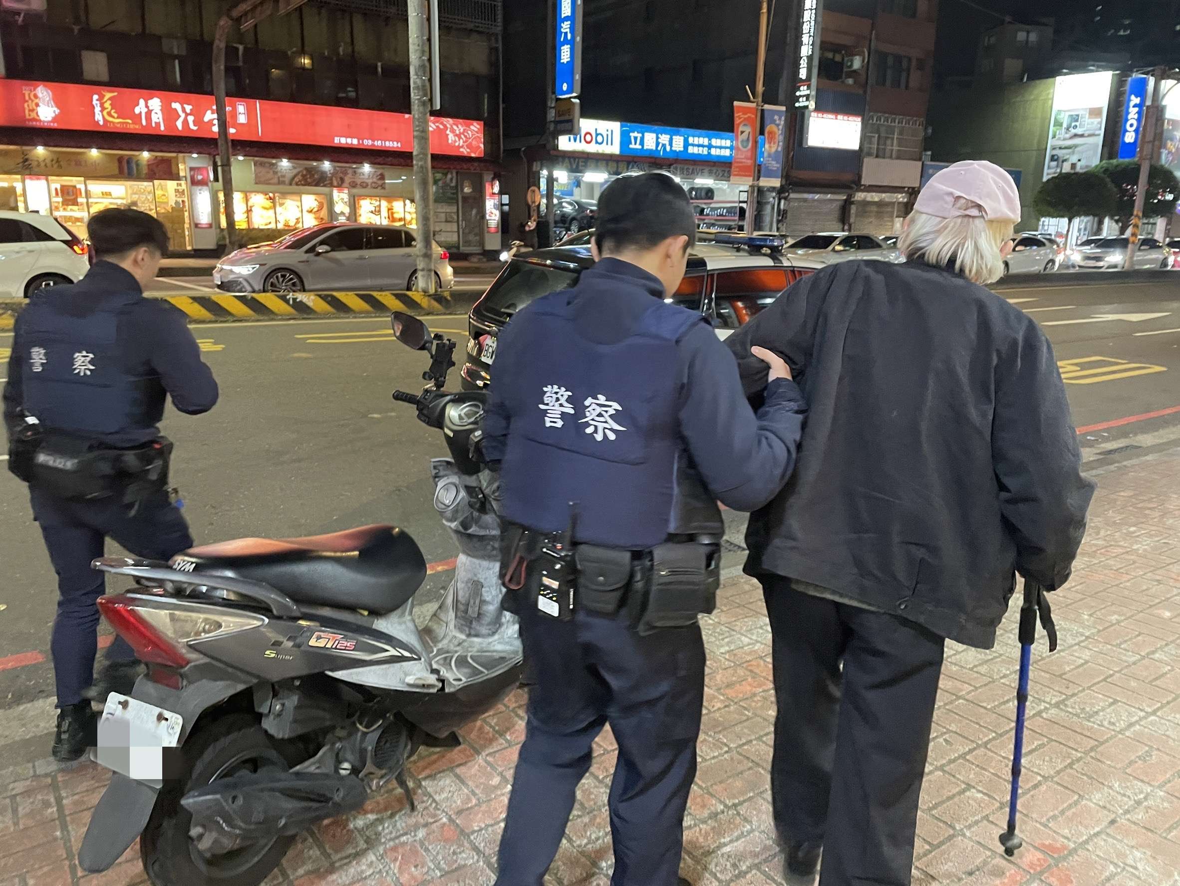 高齡翁1原因寒冬呆坐公車站 壢警及時伸援助返家 135468 2