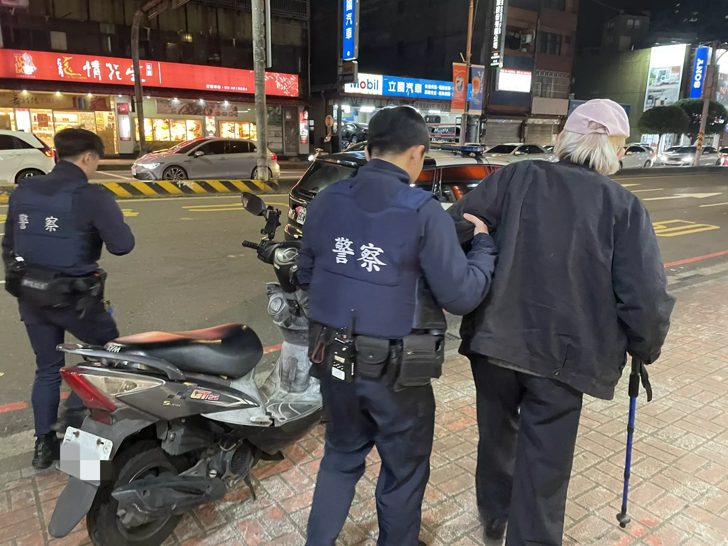 高齡翁1原因寒冬呆坐公車站 壢警及時伸援助返家 135468 2