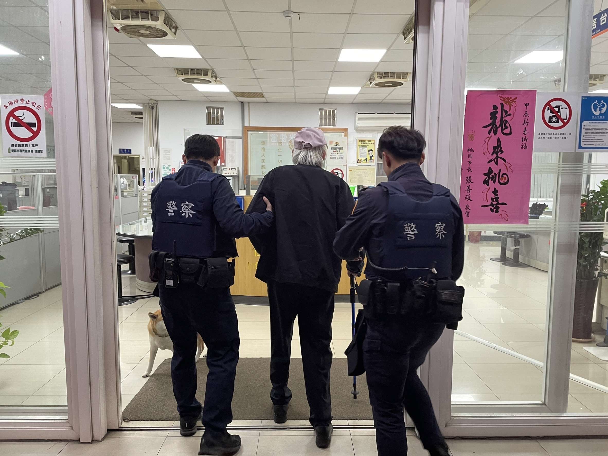 高齡翁1原因寒冬呆坐公車站 壢警及時伸援助返家 135468 4