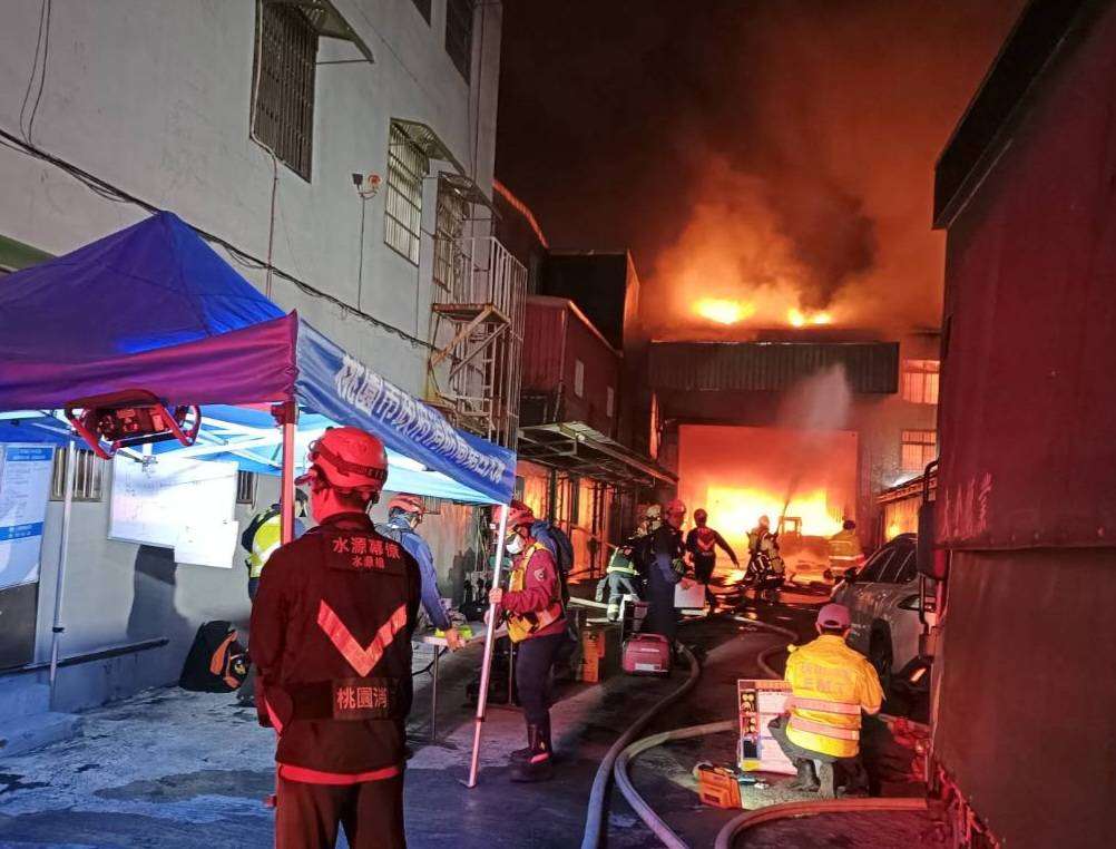 龍潭工廠大火1人送醫 消防搶救10小時撲滅 1583586 0