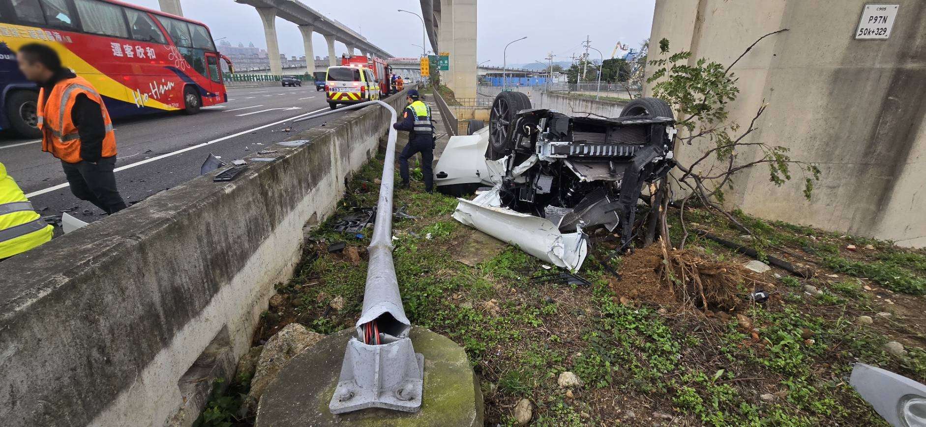 【有片】疑恍神釀禍!自撞護欄、路燈翻落邊坡 小客車慘成廢鐵 171478 0