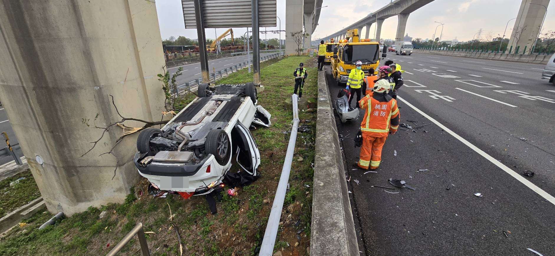 【有片】疑恍神釀禍!自撞護欄、路燈翻落邊坡 小客車慘成廢鐵 171481 0