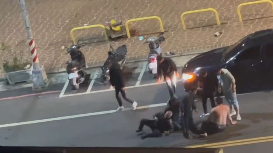 【有片】過年放鞭炮惹衝突!里長、鄰居當街上演全武行 1738389162651