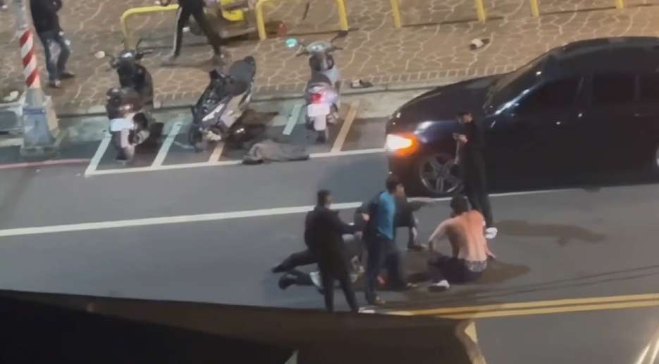 【有片】過年放鞭炮惹衝突!里長、鄰居當街上演全武行 1738389178729