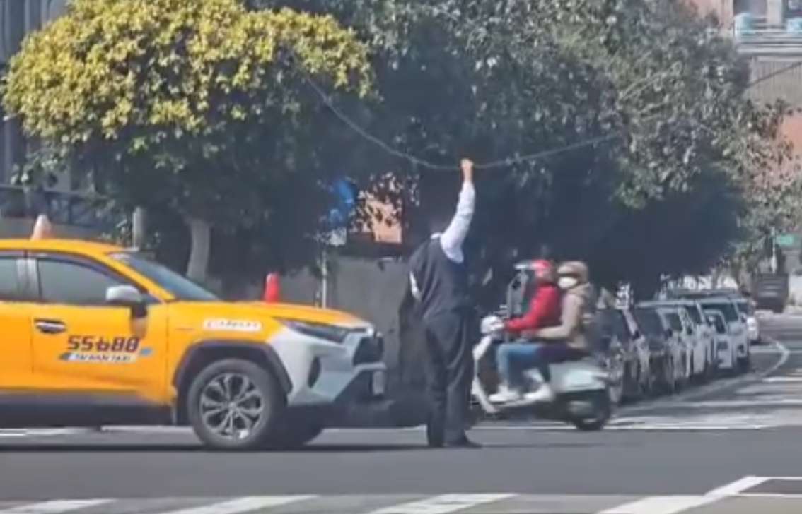 【有片】最暖運將!電線垂落路中 他徒手撐起防止意外 1739763327716 0