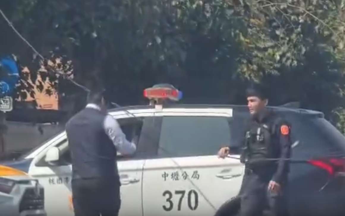 【有片】最暖運將!電線垂落路中 他徒手撐起防止意外 1739763346353 0