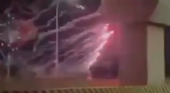 【有片】囂張!警深夜逮改裝車 對面機車竟逆向放煙火炸鐵軌 1739870124930