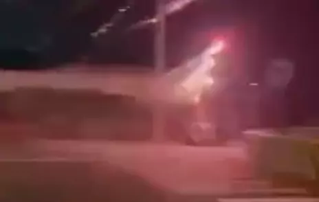 【有片】囂張!警深夜逮改裝車 對面機車竟逆向放煙火炸鐵軌 1739870145469