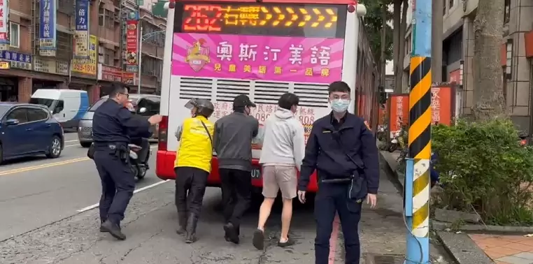 【有片】公車拋錨卡路中!龜山警民合力神救援解圍 1740188133574