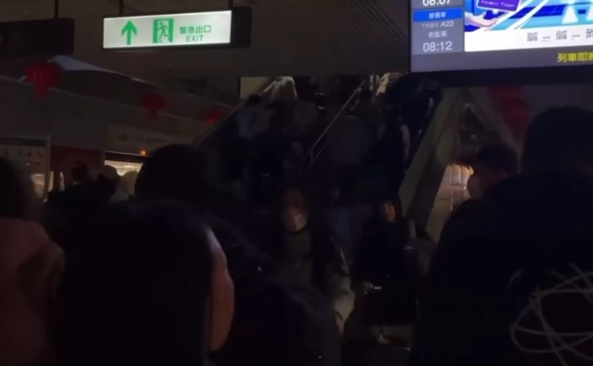 6車站突跳電!旅客摸黑扛行李上樓 桃捷14分鐘火速搶修 6車站突跳電!旅客摸黑扛行李上樓 桃捷14分鐘火速搶修