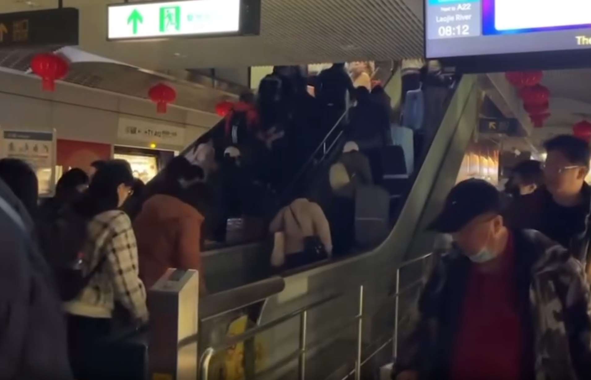 6車站突跳電!旅客摸黑扛行李上樓 桃捷14分鐘火速搶修 1740194271738