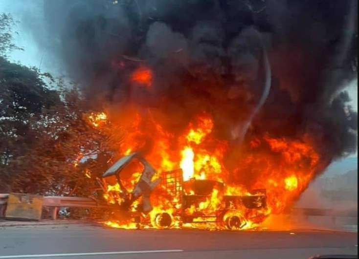 小貨車自燃釀交通壅塞 大溪警方迅速疏導恢復順暢 1740396259209