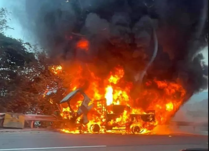 小貨車自燃釀交通壅塞 大溪警方迅速疏導恢復順暢 小貨車自燃釀交通壅塞 大溪警方迅速疏導恢復順暢
