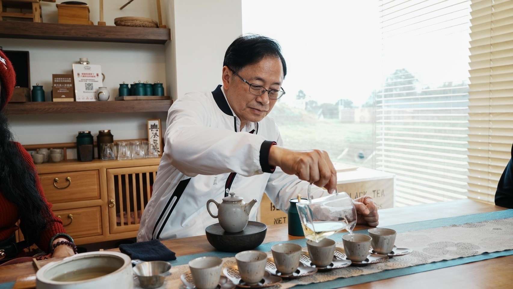 張善政走訪客家茶文化館 體驗採摘沖泡推廣在地特色 20250201192811866