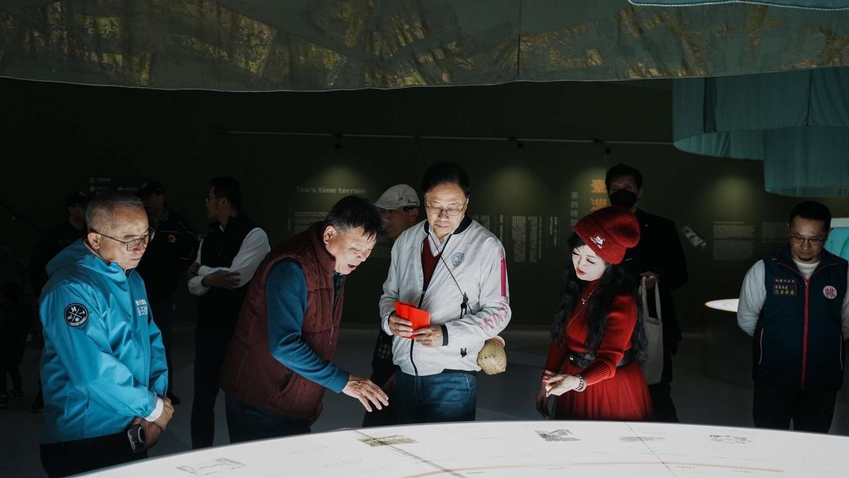 張善政走訪客家茶文化館 體驗採摘沖泡推廣在地特色 20250201192812004