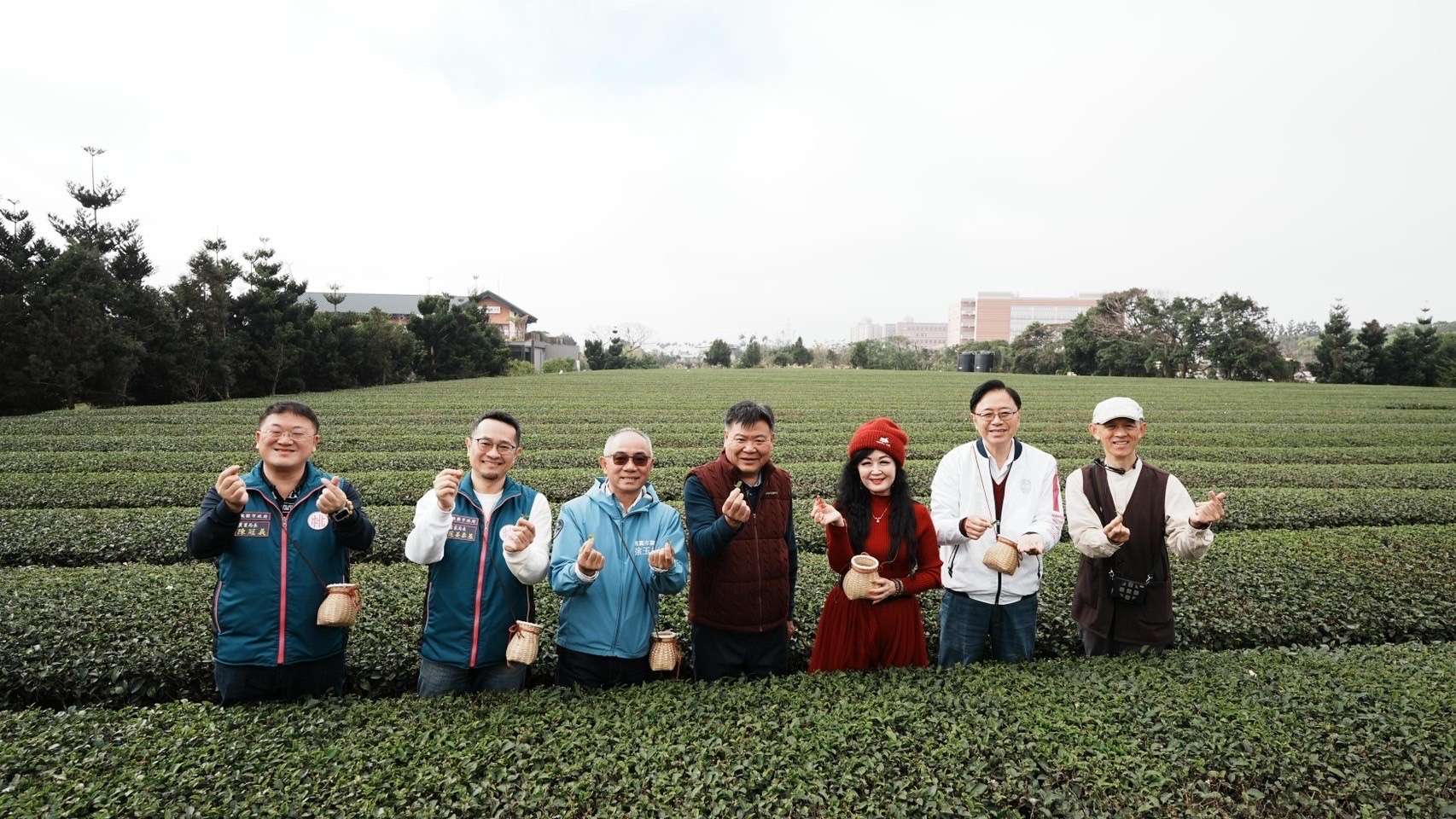 張善政走訪客家茶文化館 體驗採摘沖泡推廣在地特色 20250201192812548