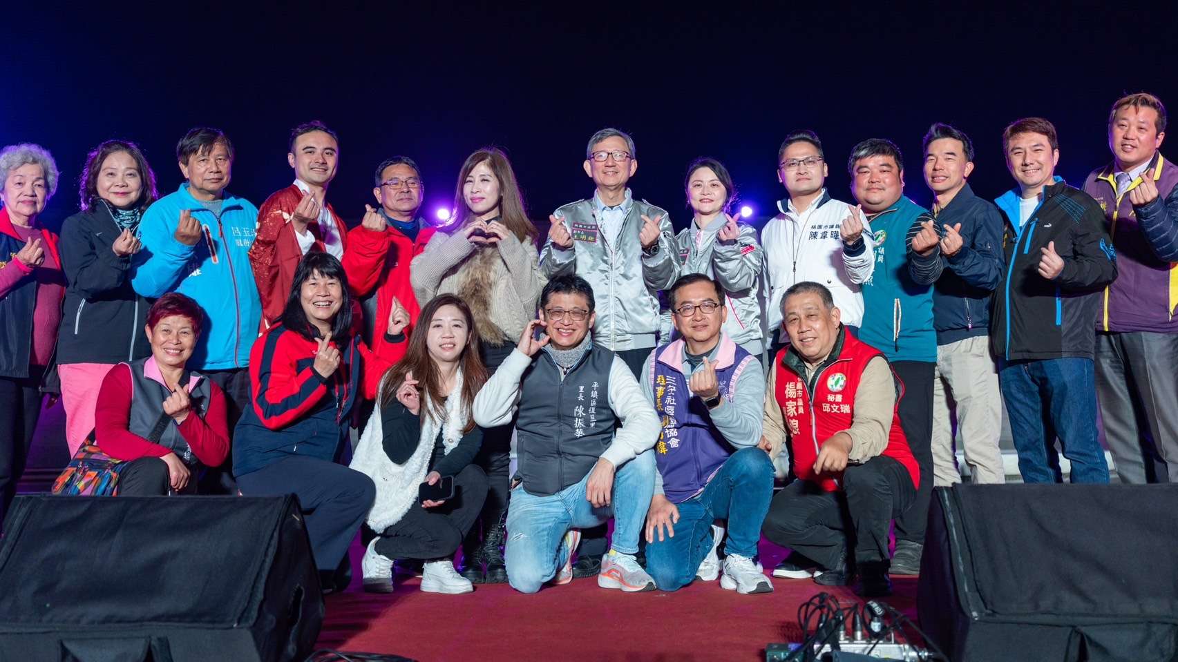 平鎮燈會愛與團圓光雕秀吸引數千人 共譜浪漫奇景 20250214215512250