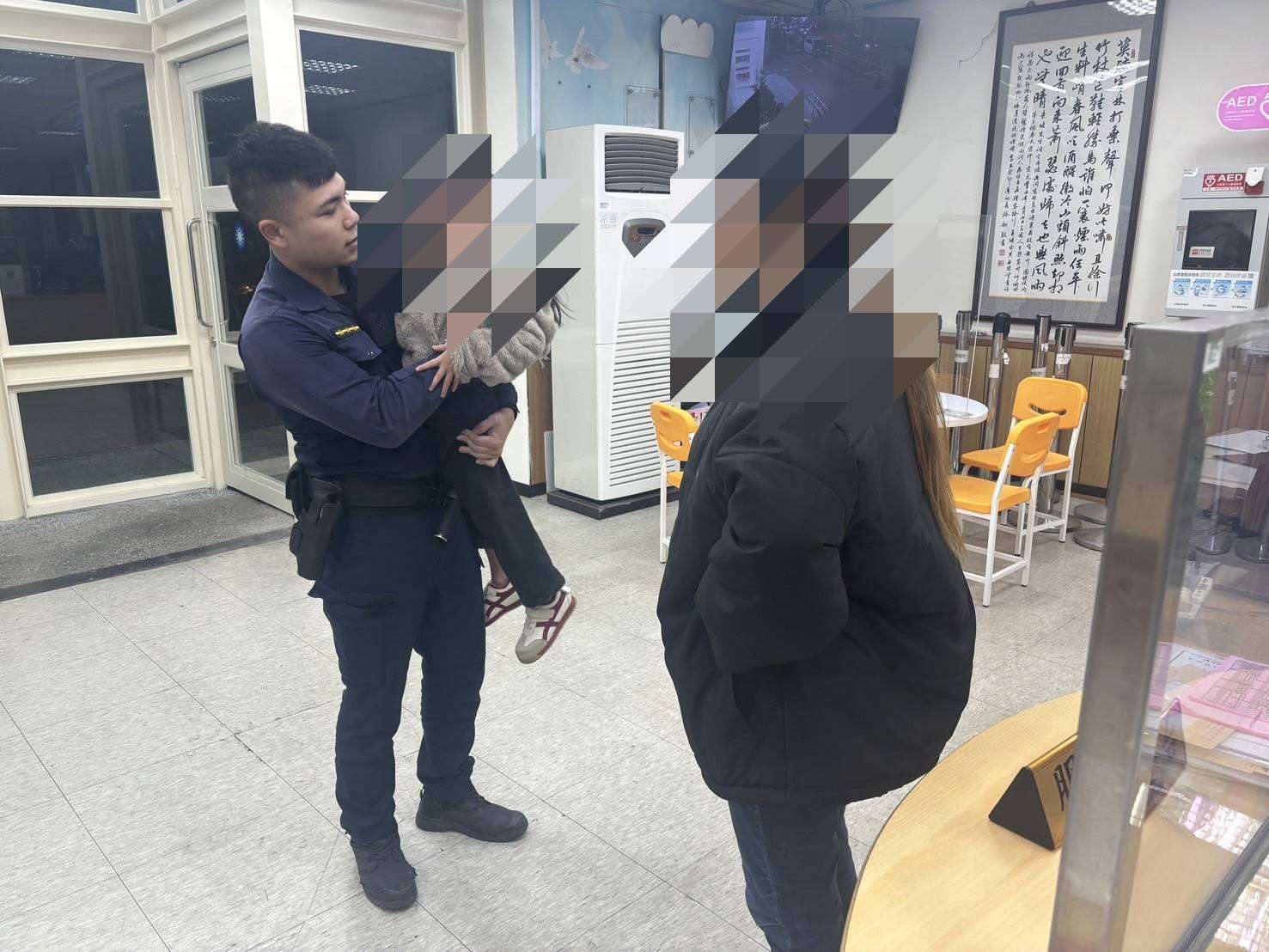 4歲萌娃偷溜公園玩耍 桃警即時協助找到媽媽 2060264 0