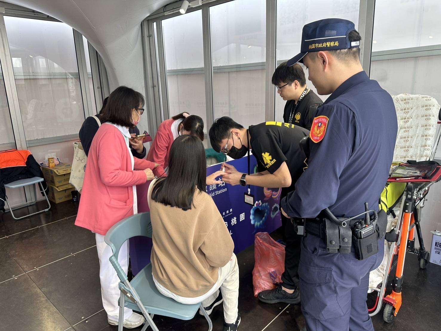 1歲女娃燈會見卡比獸開心到跌倒 員警遞糖果暖心呼呼 2064381 0