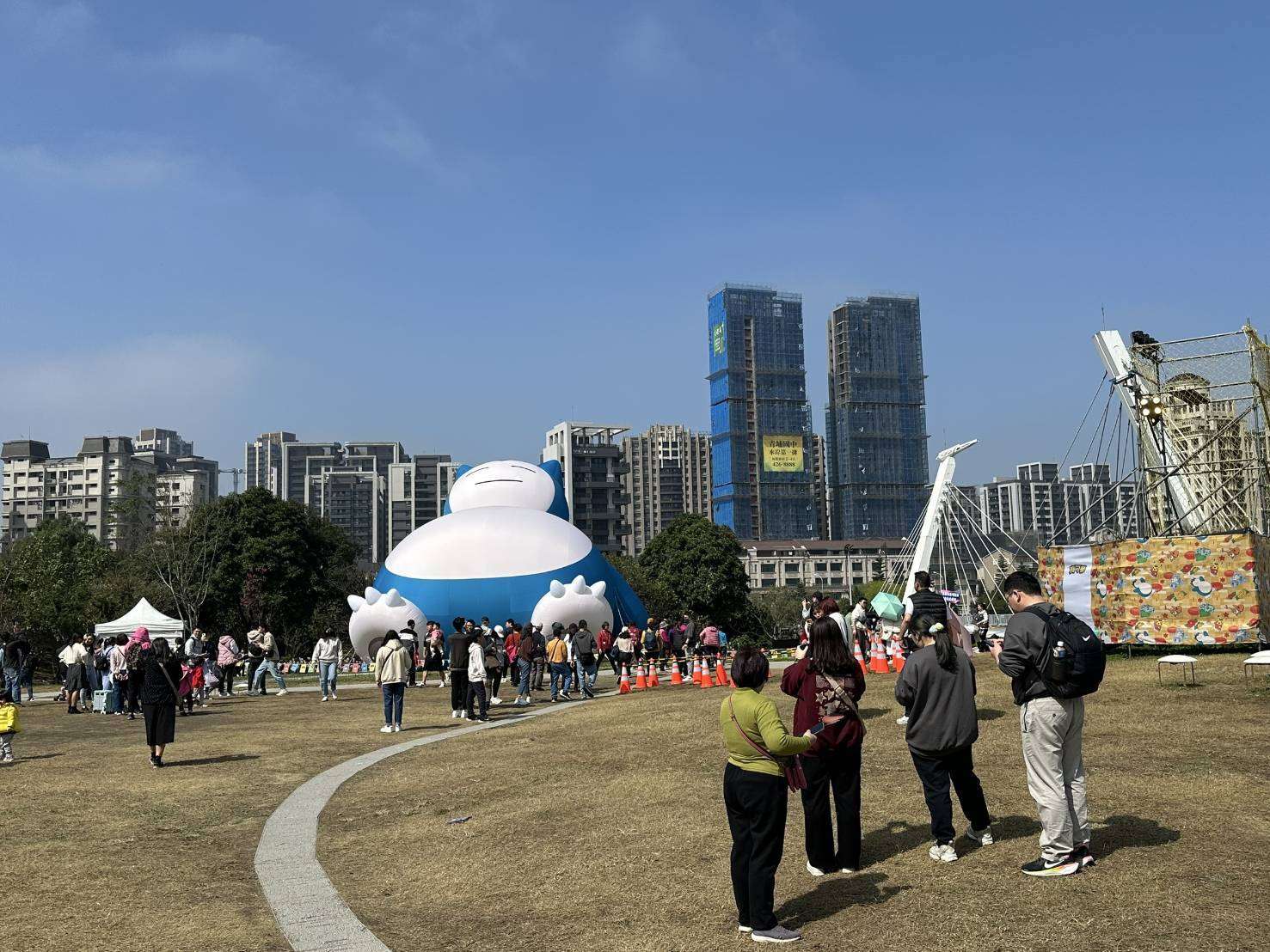1歲女娃燈會見卡比獸開心到跌倒 員警遞糖果暖心呼呼 2064382 0