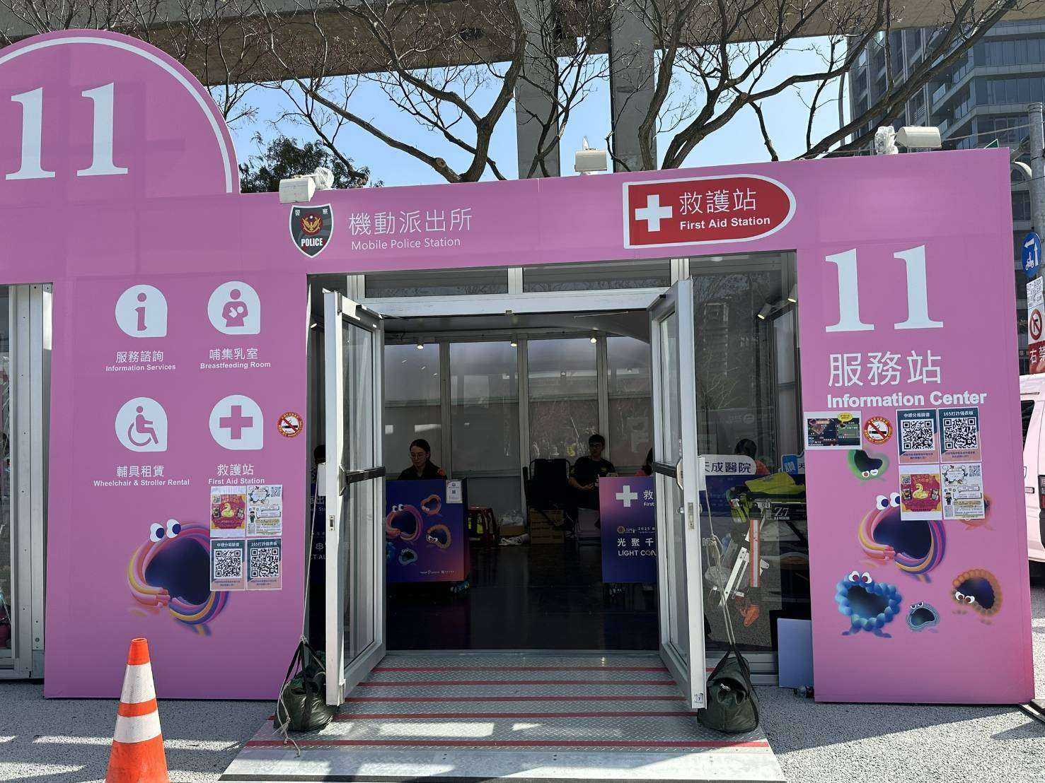 1歲女娃燈會見卡比獸開心到跌倒 員警遞糖果暖心呼呼 2064383 0