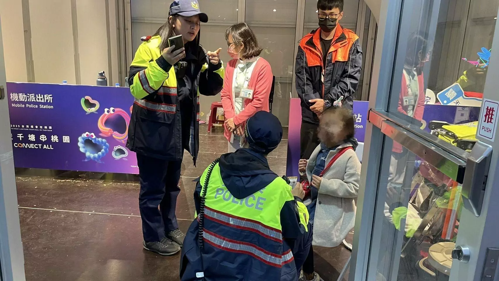 台灣燈會人潮洶湧2童走失 桃警暖心助團圓 台灣燈會人潮洶湧2童走失 桃警暖心助團圓