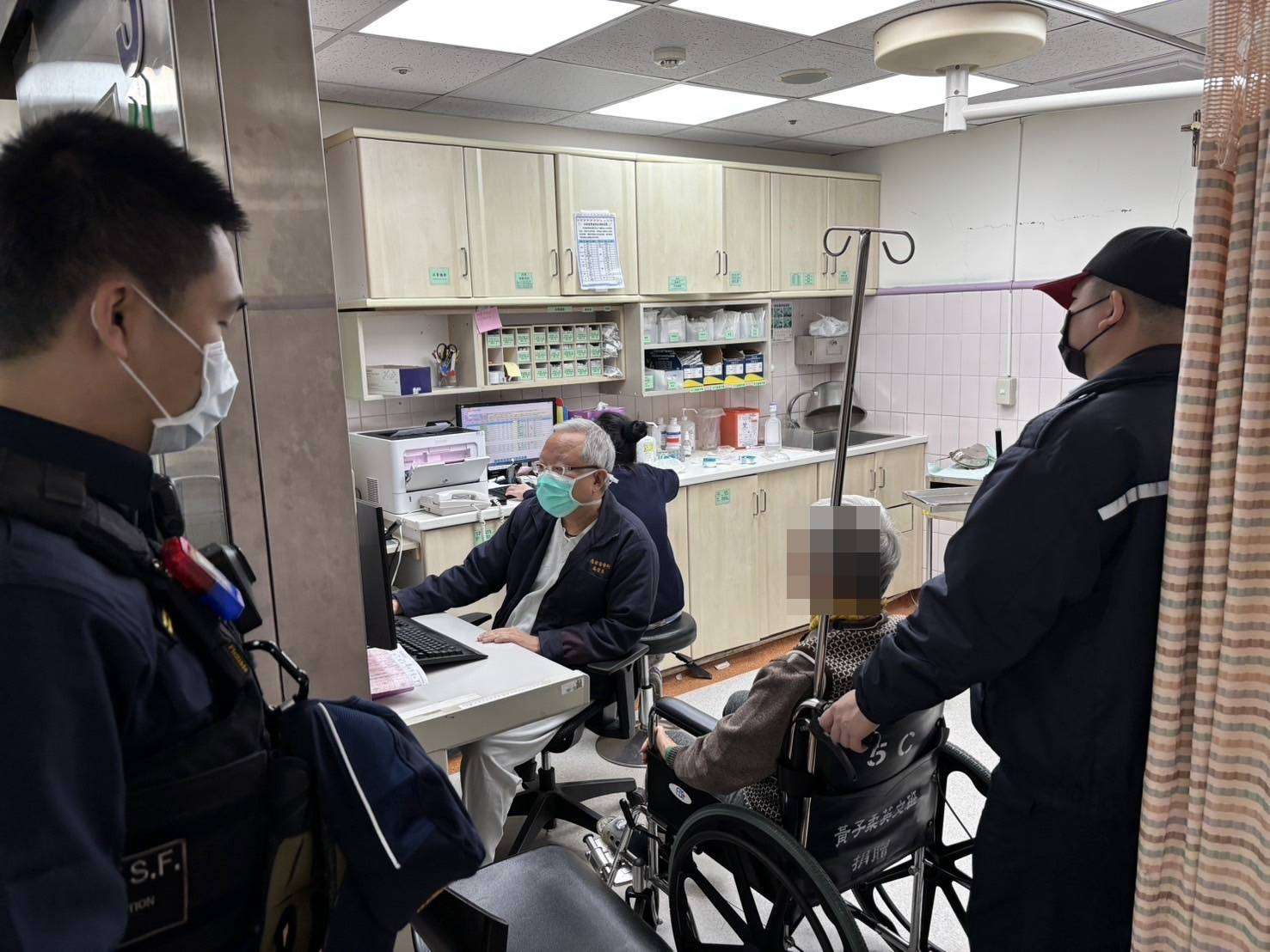 迷途老翁無助跌坐路旁 桃園暖警熱心助返家 2066670 0